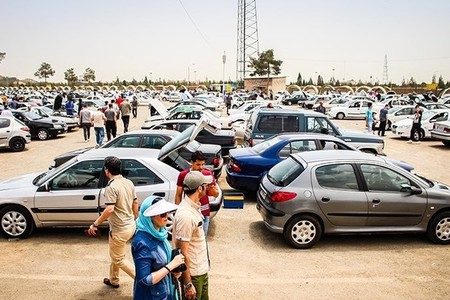 سردرگمی خریداران خودرو بین  دلال و خودروساز