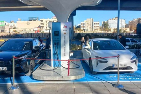 جایگاه های سوخت به ایستگاه شارژ خودرو برقی مجهز می شوند